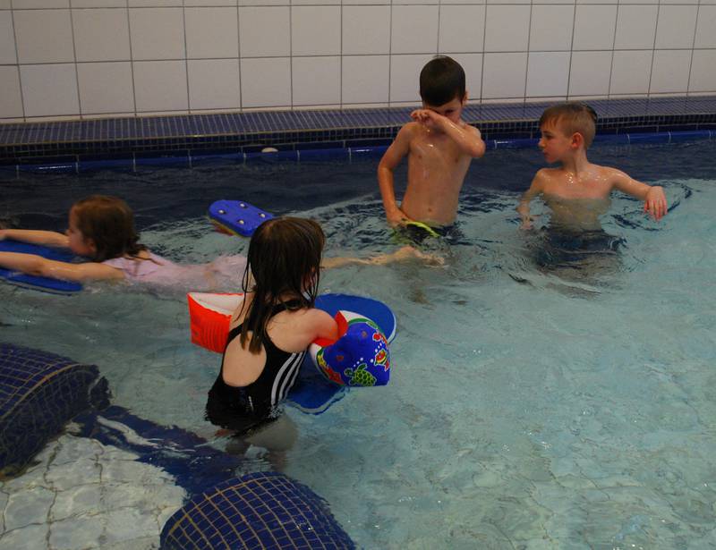 TIDLIG UTE: Stadig flere barnehager tilbyr gratis svømmeopplæring, som her ved Nygårdshaugen barnehage i Sarpsborg.
