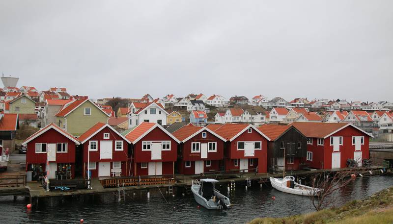 NOSTALGISK: Flere av tettstedene langs den bohuslänske kysten er preget av blondekantede, nostalgiske hus og gamle sjøboder.
