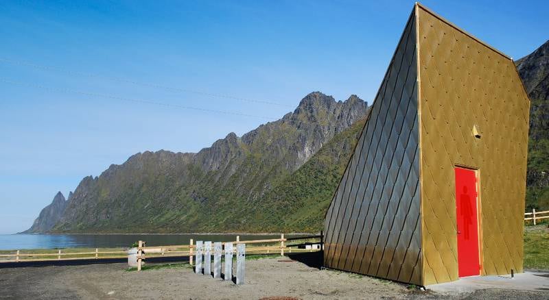 Dette toalettet, som er å finne ved Ersfjordstranda på Senja, er også del av tilbudet langs de nasjonale turistveiene.