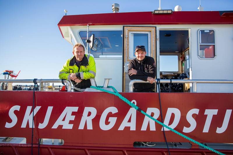 Båtførerne Dag Roar Kure (til venstre) og Lars Espen Benjaminsen i Skjærgårdstjenesten i Moss Drift og Anlegg har hatt mye å gjøre i sommer. Foruten strandrydding har de også ansvar for utsetting av badebøyer og flåter, samt vedlikehold av toaletter og tømming av søppelstativer.
