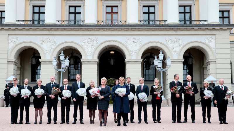 Statsminister Erna Solberg og finansminister Siv Jensen flankert av alle den da nye regjeringen Solbergs statsråder 16. oktober 2013.