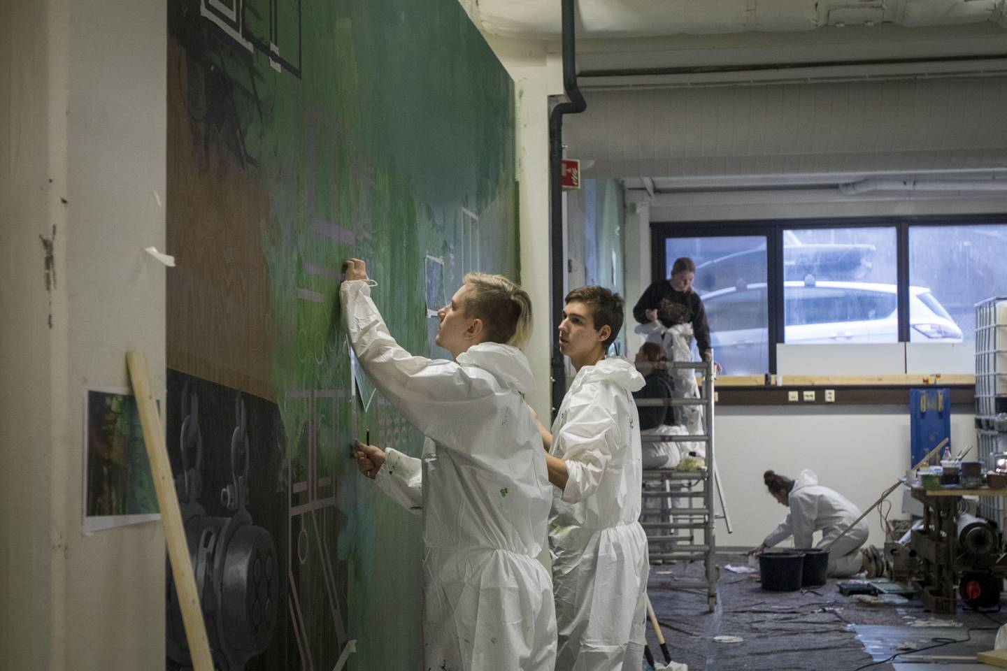 VG3-elever fra kunst, design og arkitekturlinja på Bergeland har fått i oppgave å male en 21 meter lang vegg hos Intelligent Mud Solutions.