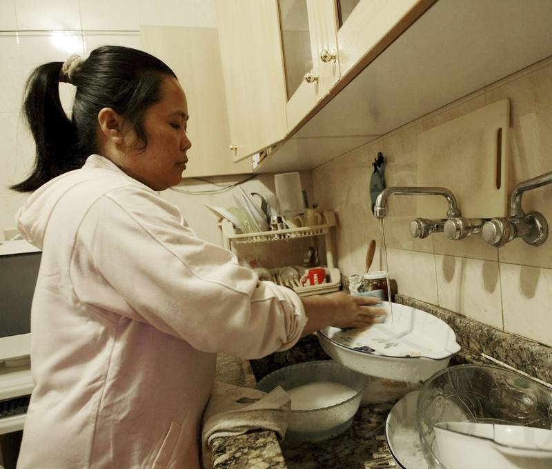 Kvinner gjør mest arbeid i eget hjem, og utgjør også 83 prosent av alle hushjelper i verden. Her en hushjelp fra Filippinene som arbeider i et hjem i Beirut i Libanon. FOTO: JOSEPH EID/NTB SCANPIX