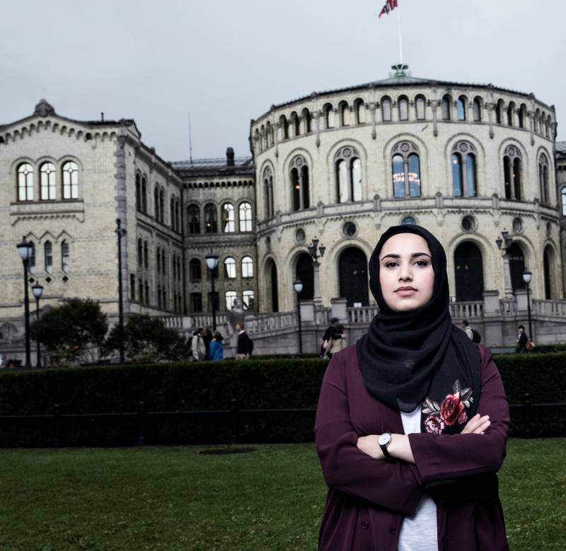 Faten foran Stortinget, som er det hun interesserer seg for i TV-serien «Faten tar valget.