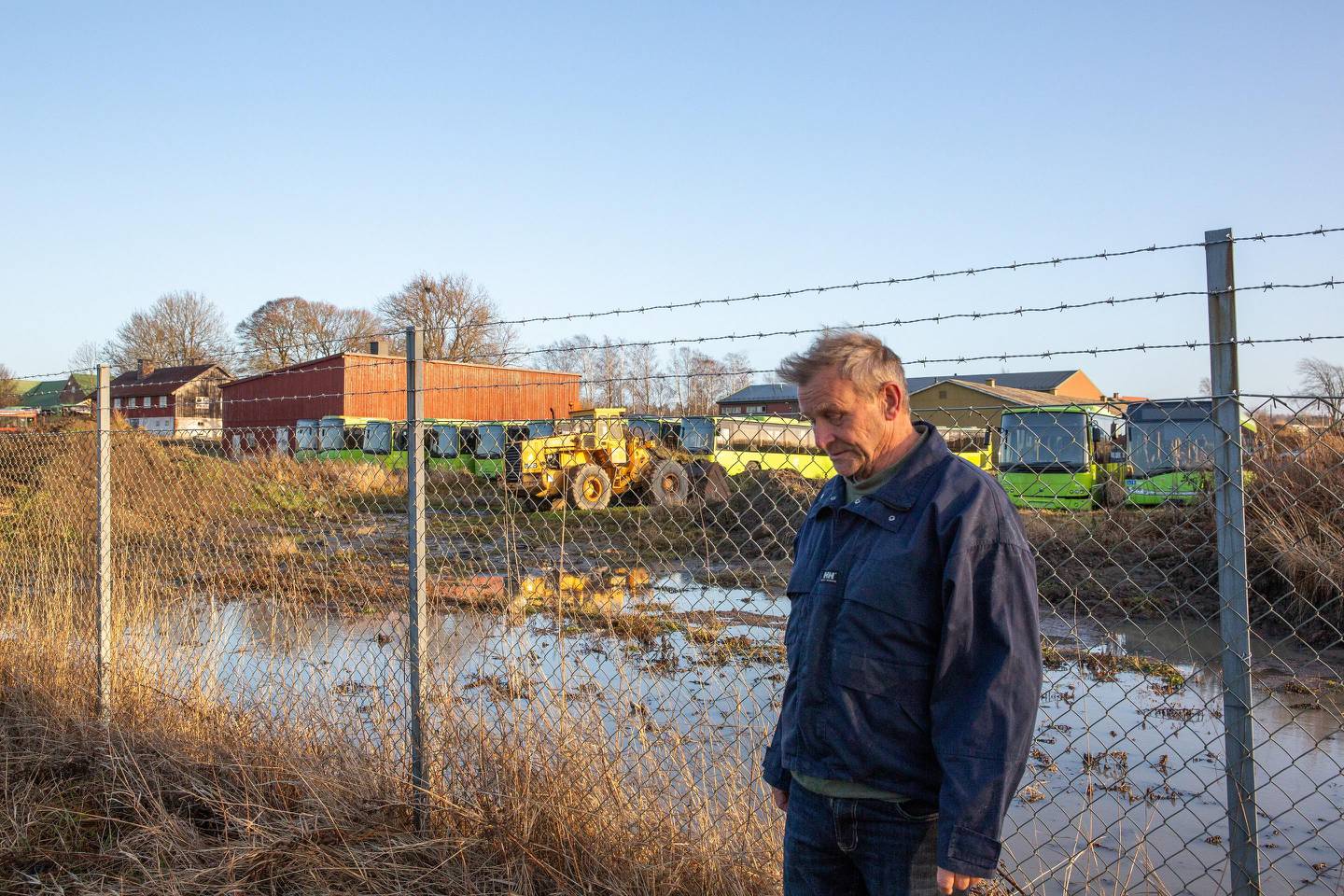 Torgeir Gjølberg har gårdsdrift i nabolaget til Lille Rygge, og er redd for at det bli avrenning av drivstoff og kjemikalier fra de mange bussene som er utplassert i et området der det dyrkes korn og grønnsaker helt opp mot tomtegrensen til området hvor bussene er plassert. Han frykter også forurensning av sjøørretbekken Kureåa.
