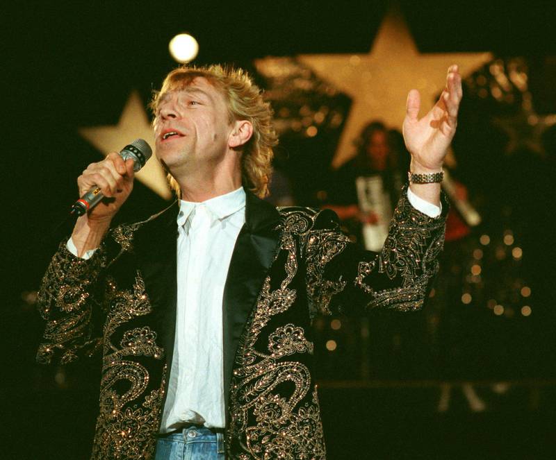 Jahn Teigen fremfører «Optimist» i den norske Melodi Grand Prix finalen, 12. mars 1989. Foto: NTB