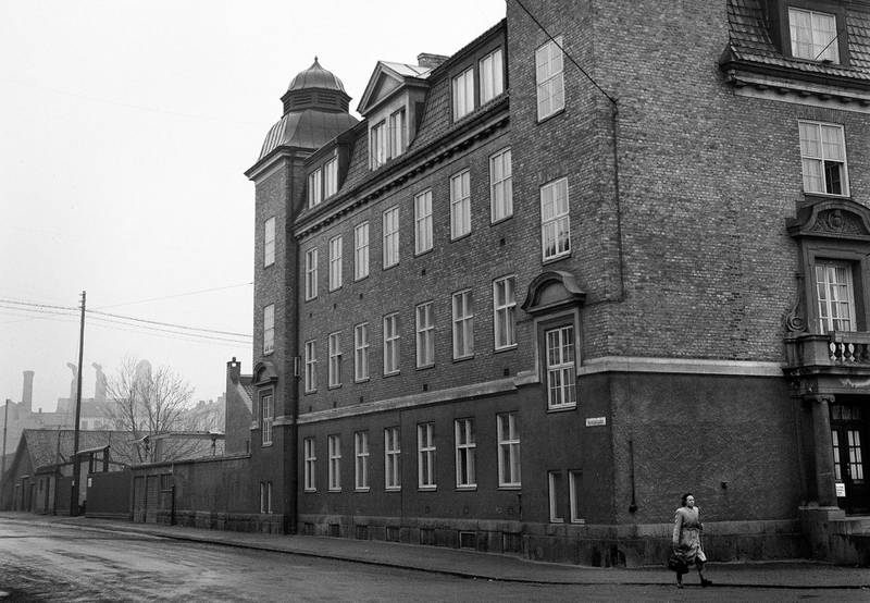 Desinfeksjonsavdelingen i Helserådets desinfeksjonsanstalt var delt i en rein og urein side. Sengetøy og madrasser fra byens sykehus ble sendt til Vahl for å gjøres smittefrie. Fra 1950.