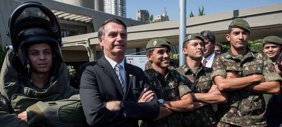 Jair Bolsonaro  har tidligere uttalt seg svært positivt om Brasils militærdiktatur. Her poserer han med soldater i São Paulo. 