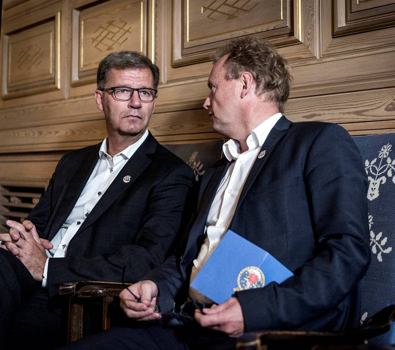 Oslos finansbyråd Robert Steen (t.v.), her med byrådsleder Raymond Johansen, forteller om et bedre klimabudsjett for 2018 enn for 2017.