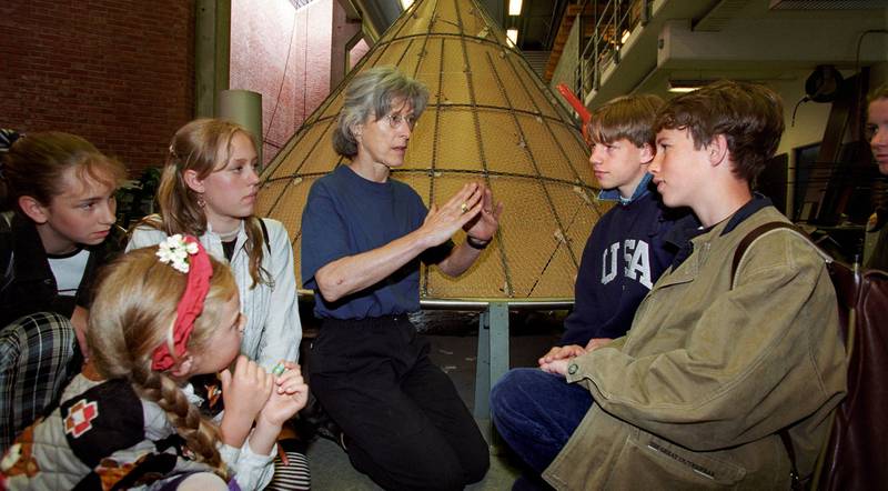Dagsavisens fotograf var også til stede i 1996, da kunstner Kate Pond og elever fra Oslo Mon­tessoriskole jobbet med tidskapselen. FOTO: MIMSY MØLLER