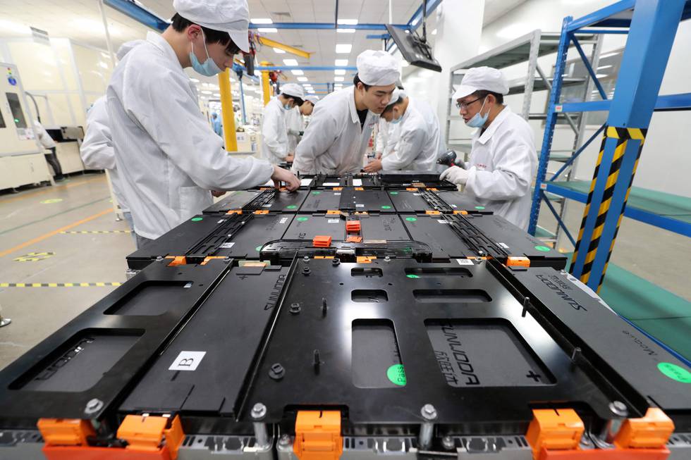 Arbeidere i produksjon av bilbatterier på en fabrikk i Nanjing i Kina.