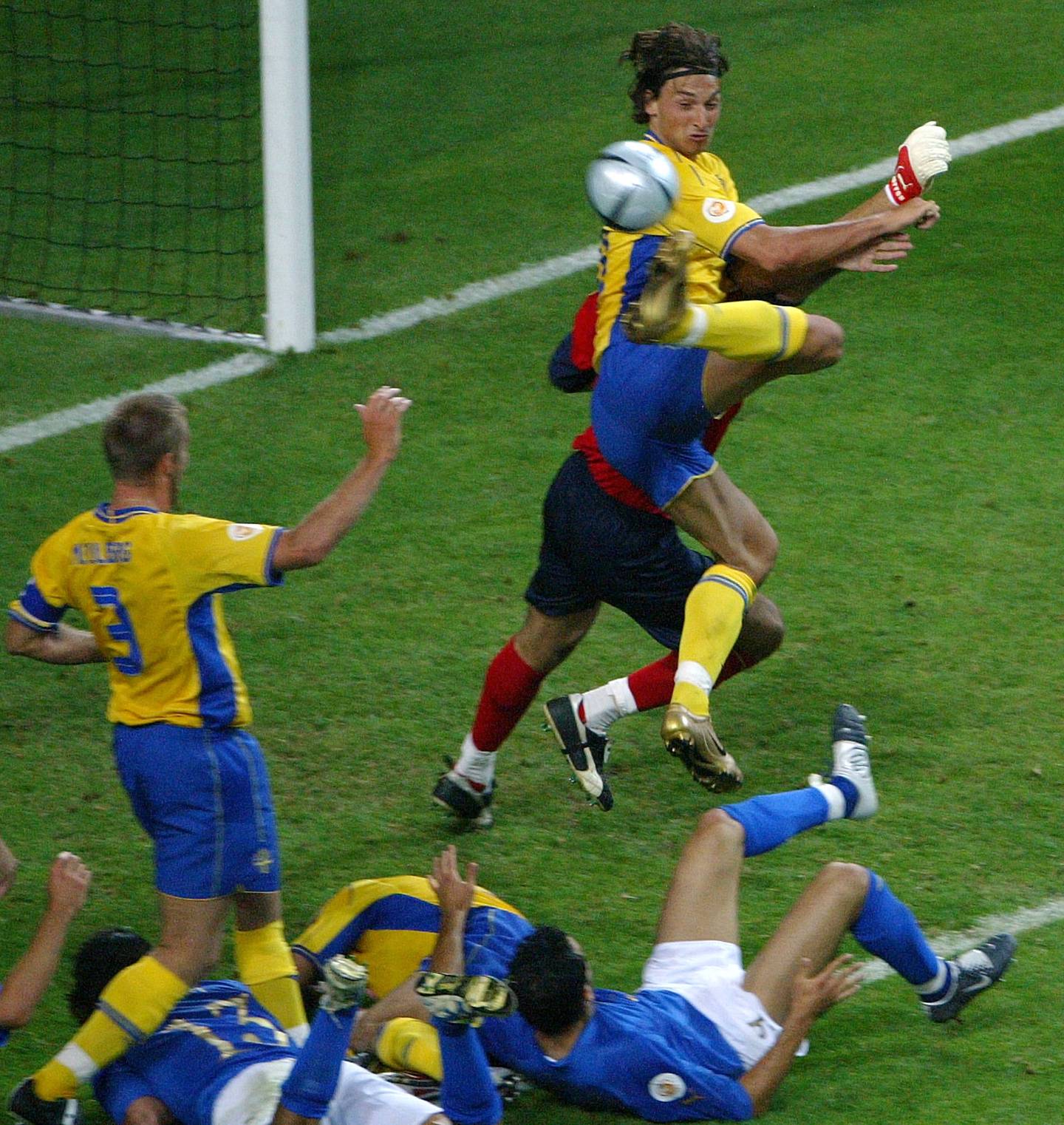 Zlatan Ibrahimovic scorer mot Italia på akrobatisk vis i Euro 2004.