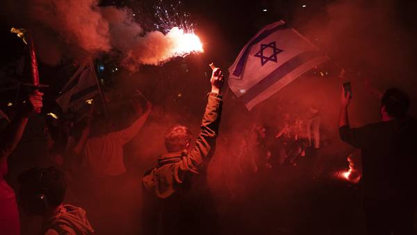 Netanyahu utsetter rettsreform etter massedemonstrasjoner og streik