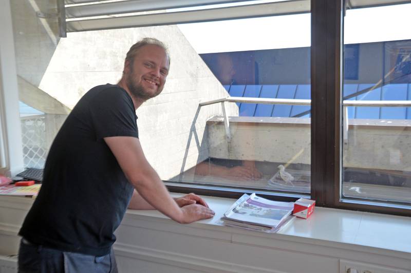 Mímir Kristjánsson og de andre politikertoppene i Stavanger har fått måkeunger på terrassen. De er fredet.