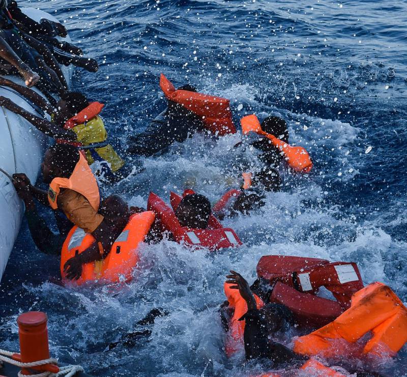 PANIKK: Migranter og flyktninger får panikk når de faller i vannet under en redningsoperasjon. 
