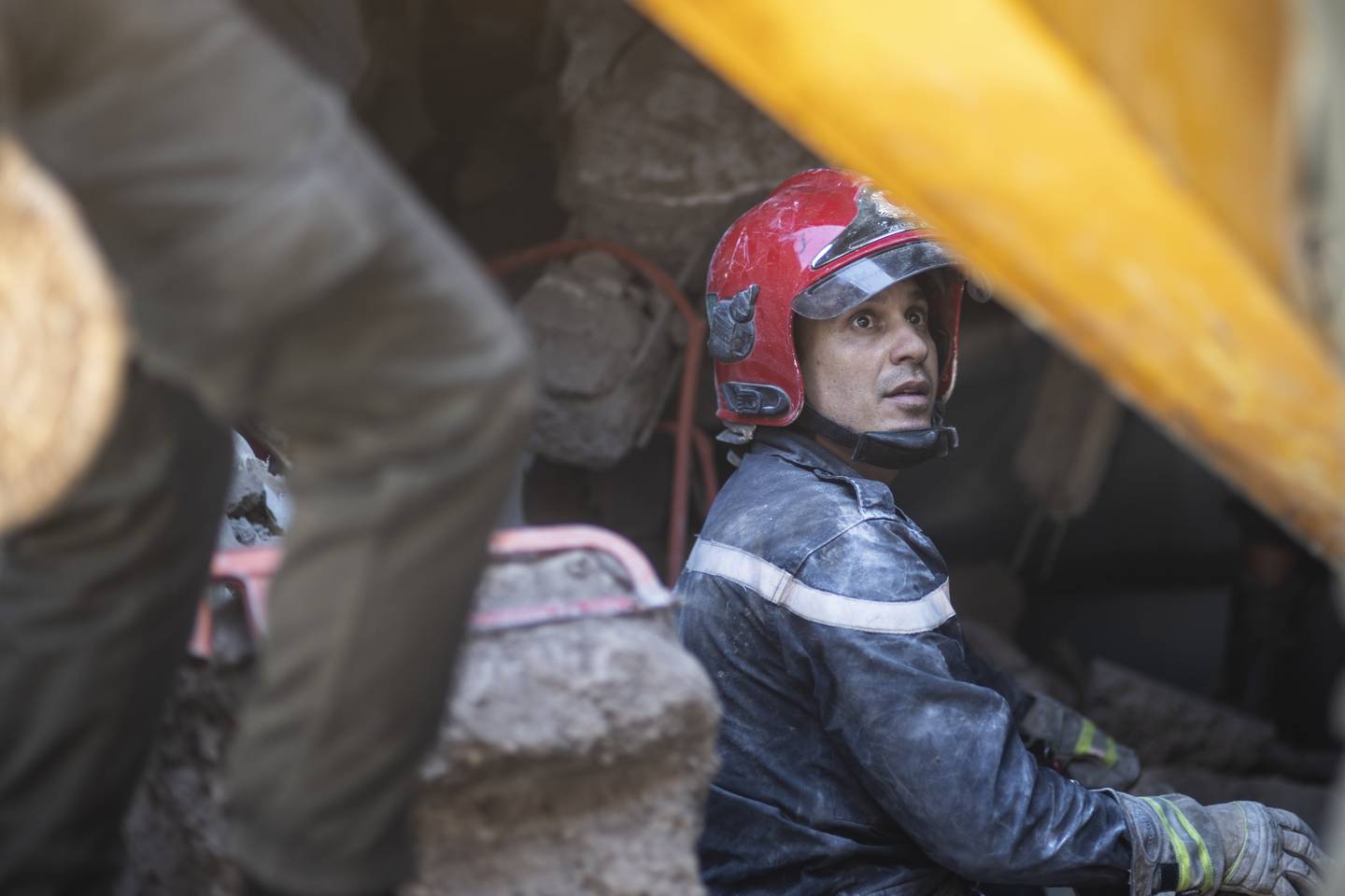 En redningsmann tar seg en liten pause. Redningsarbeidet er svært krevende. Foto: Mosa'ab Elshamy / AP / NTB