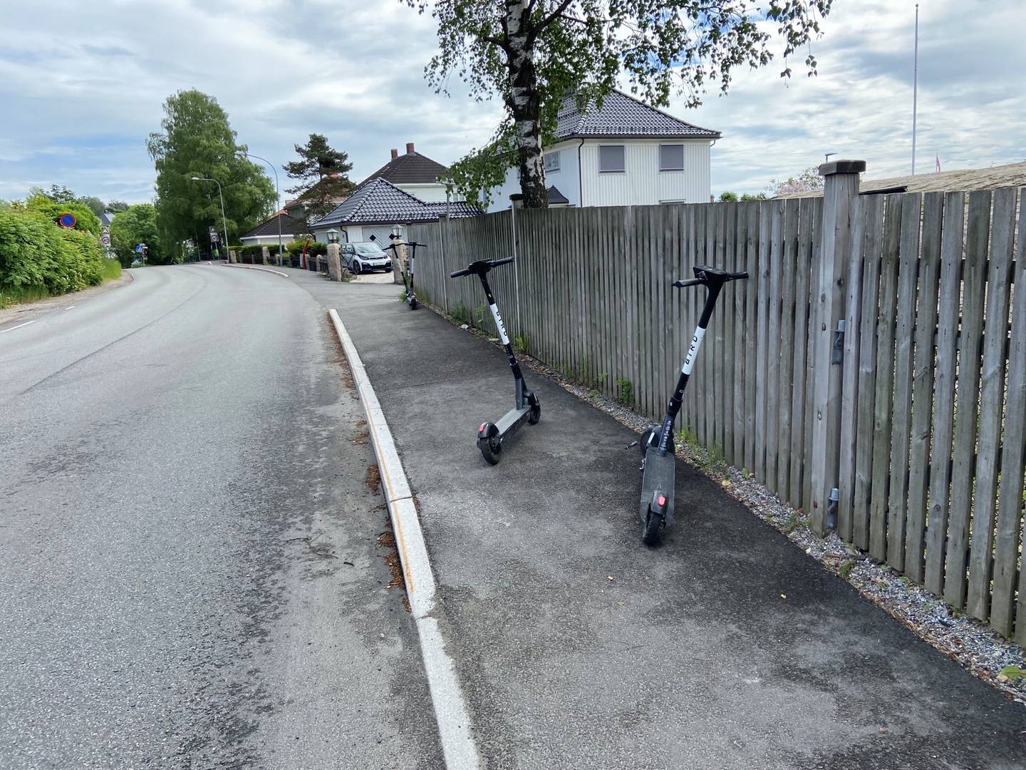 I Løkkebergveien i Drammen. kan det  samle seg rundt 20 el-sparkesykler i løpet av dagen.