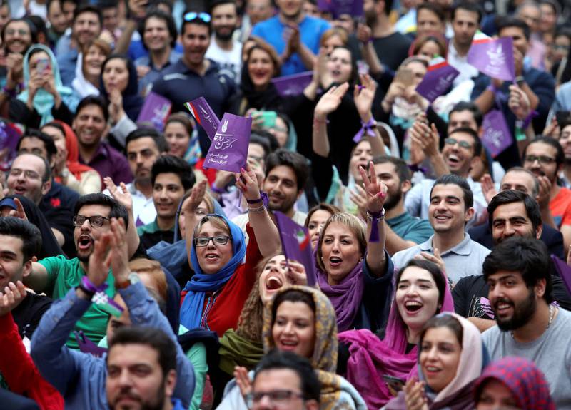 Tilhengere av president Hassan Rouhani følger en politisk debatt tidligere denne måneden før valget på ny president.