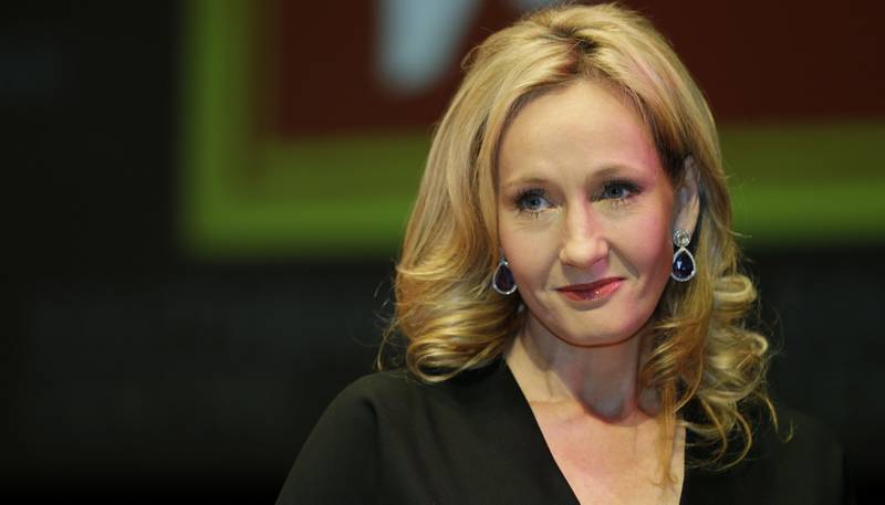 For første gang har suksessforfatteren J.K. Rowling levert dreieboka selv. FOTO: AP