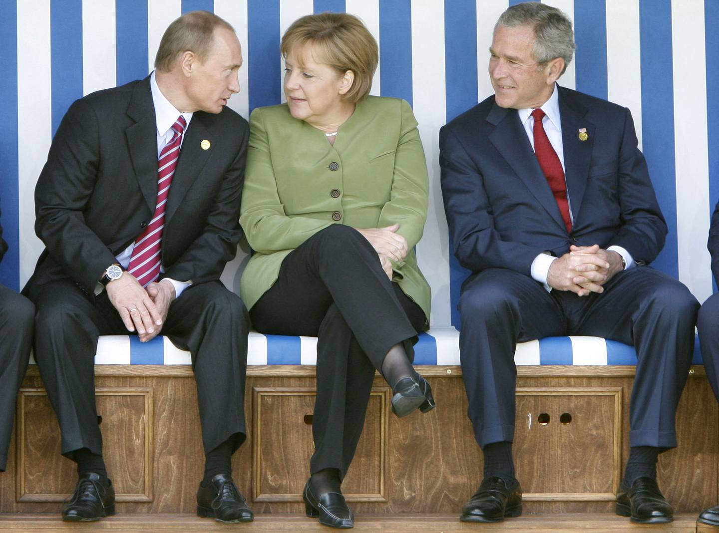 Putins første år ved makten startet i en relativt god og optimistisk tone i forholdet med Vesten. Putin sammen med Tysklands kansler Angela Merkel og USAs president George W. Bush under G8-møtet Heiligendamm i Tyskland i 2007.