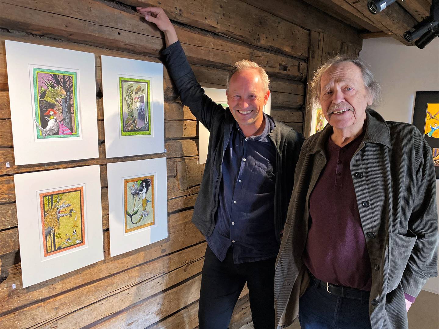 Lars Ole Klavestad og Thore Hansen foran noen av Hansens mange hittil upubliserte tegninger.