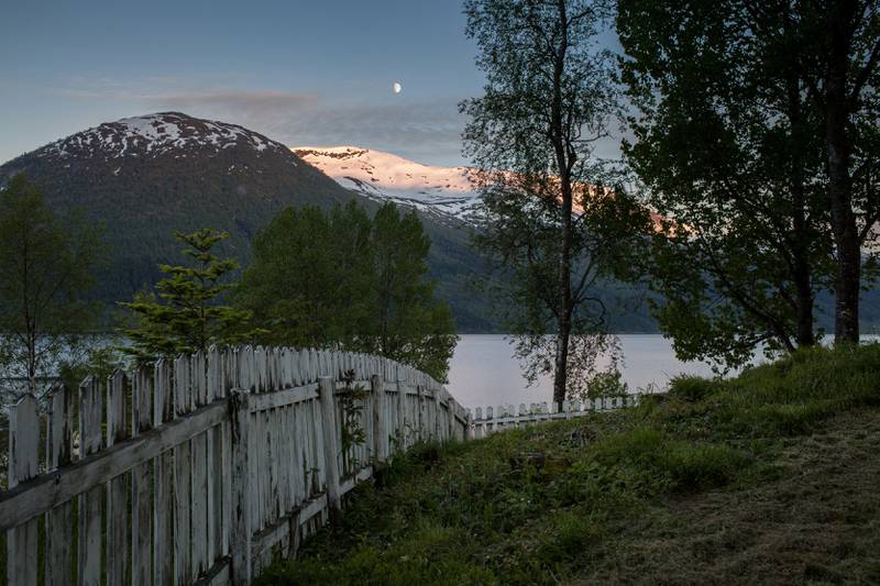 Det er ikke vanskelig å finne Nikolai Astrups motiver rundt Jølstravatnet. Fotograf Oddleiv Apneseth har gått i hans fotspor og latt seg inspirere av landskapet og det vakre lyset. 