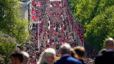 Kongefamilien hilser rekordstort barnetog i Oslo fra slottsbalkongen