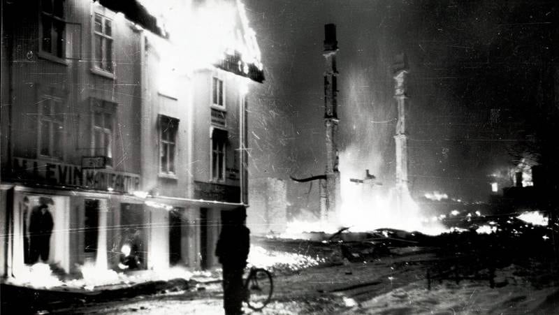 Konge og regjering hadde kommet seg til Nybergsund da tyske fly bombet Elverum rundt klokka fire på ettermiddagen 11. april. Etter angrepet sto bare skorsteinene igjen i Leiret. 40 mennesker mistet livet. FOTO: ARBEIDERBEVEGELSENS ARKIV