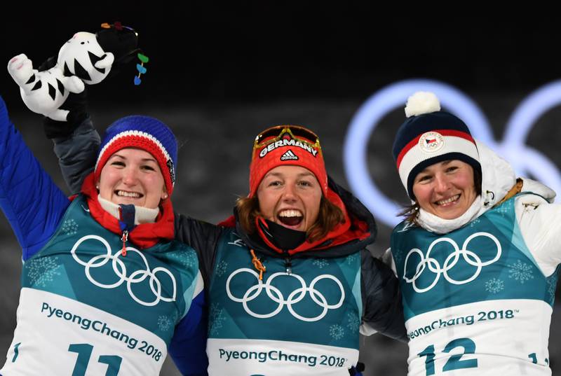 Marte Olsbu (t.v.) tok Norges mest overraskende medalje på OLs første dag. Her sammen med Tysklands gullvinner Laura Dahlmeier og Tsjekkias bronsevinner Veronika Vitkova.