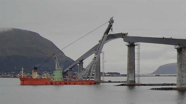 Norges største kranskip monterer seks 600 tonn tunge elementer