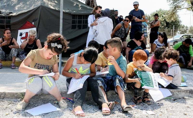 En gjeng barn får leker og stell av en gresk frivillig organisasjon i flyktningleiren Kara Tepe i Mytilini. Foto: Heidi Taksdal Skjeseth