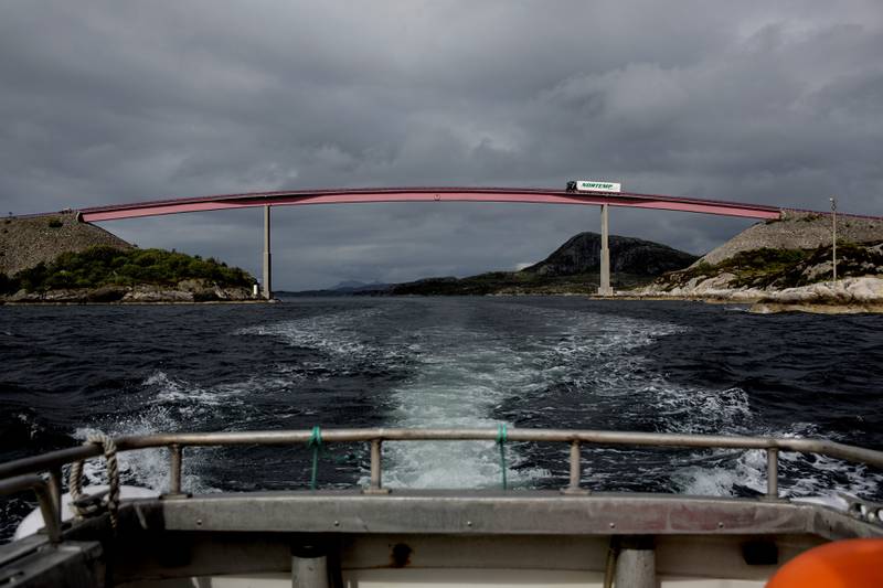 Trailer på vei til Byrknes for å hente et nytt lass med laks. I fjor ble det produsert 1,4 millioner tonn laks i Norge til en verdi av 41 milliarder kroner. FOTO: FREDRIK BJERKNES