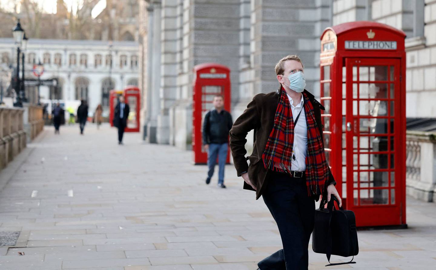 Først nådde smittebølgen toppen i London, og nå har også resten av Storbritannia passert smittetoppen, ifølge en oversikt.