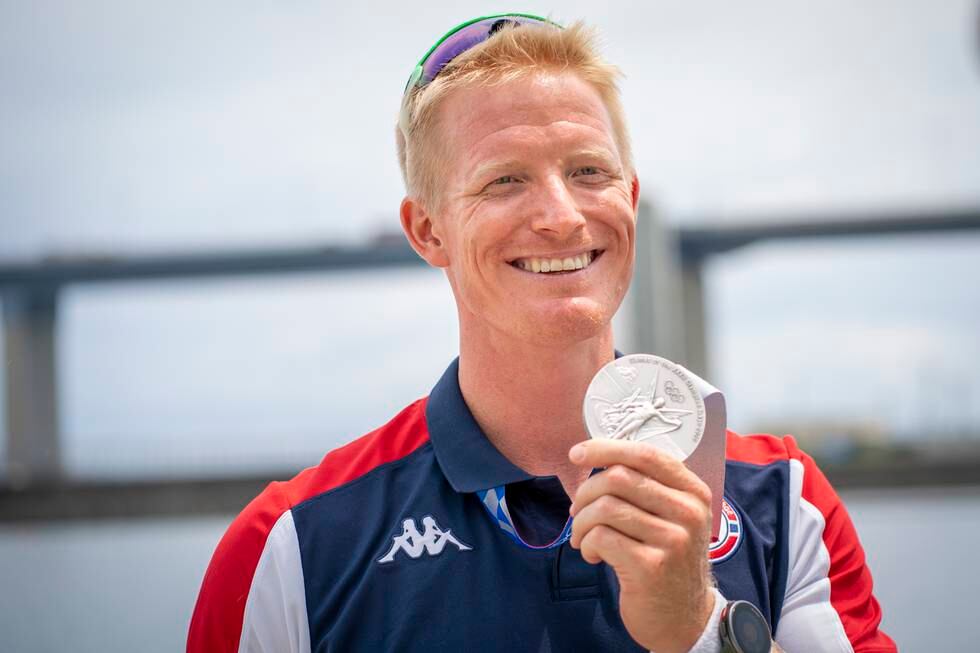 Kjetil Borch smiler og viser fram OL-sølvet. Foto: Heiko Junge / NTB