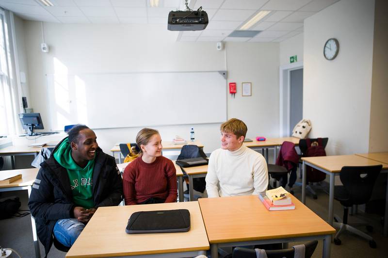 17 skoler i Rogaland har søkt om å droppe karakter i orden og oppførsel fra og med neste skole år. Stavanger katedralskole er én av dem. Her er tre elever ved skolen. F.v..:  Nicky Ibrahim (19) , Julie Vierdal Stensland (17) og Georg Meling (17).
