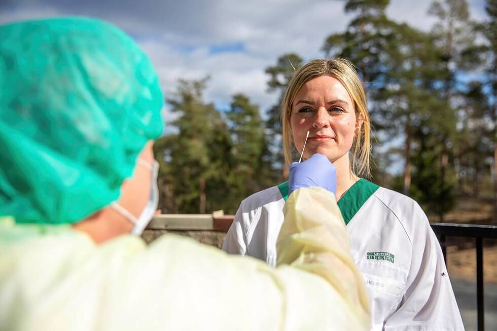 Det har vært økende smitte i Moss denne uken. Avbildet er Cecilie Feiner Høyland (til venstre) og Helene Bungum, to sykepleiere som jobber på koronalegevakten.