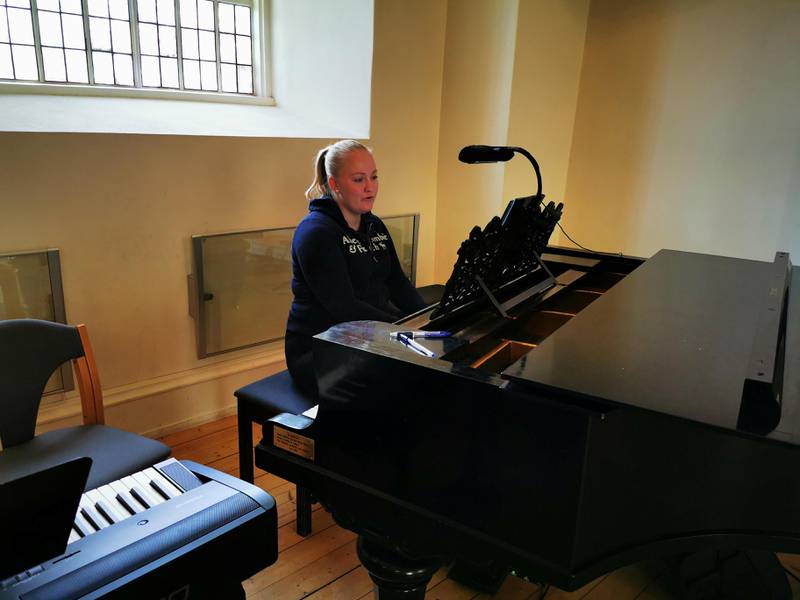 PIANO: Oda Mossik spiller gjerne piano, men sier selv at hun kun spiller for «husbruk». FOTO: KRISTIAN NORVIK
