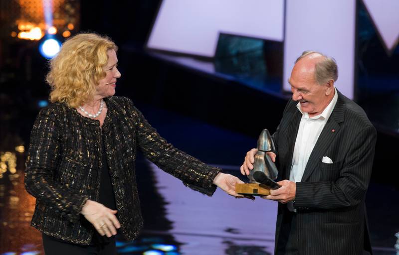 Liv Ullmann overrekker Amandas ærespris til Joachim Calmeyer under filmfestivalen i Haugesund.