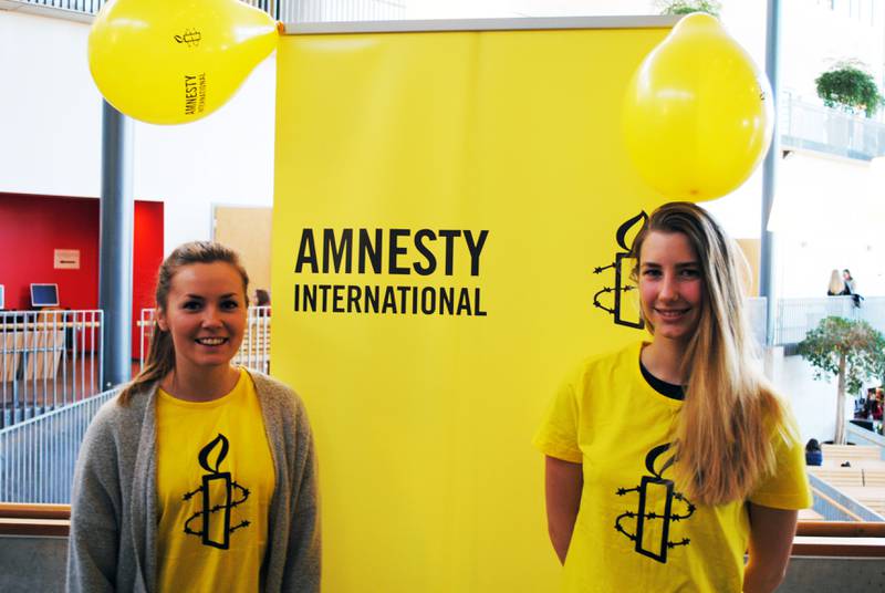 Aina Vindenes og Una Ruzic sto i dag på stand for undergruppen Amnesty International. De vil gjerne ha med seg Larsen på laget fra høsten av, og kjemper for menneskerettigheter i tillegg til å avholde sosiale arrangementer for medlemmene. 