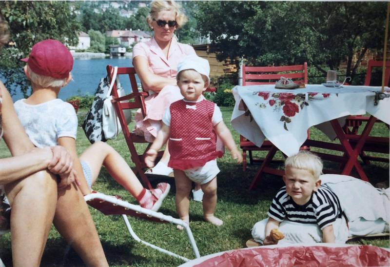 1967: Undertegnede med hvit vaskehatt og kort rød kjole. I mormors hage var det stor boltreplass, og så deilig å være.  FOTO: A.A. HELGELAND