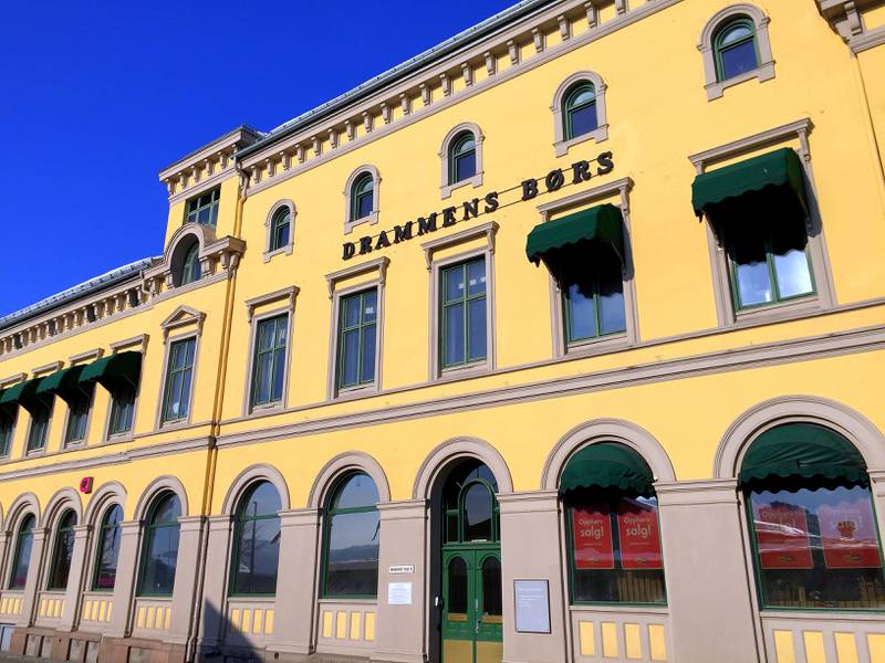Drammens Børs driftes av Stiftelsen Børsgården. I tillegg til selskapslokaler og butikklokaler huser gården både Næringsforeningen i Drammensregionen og den lukkede herreklubben St. Olavs Klub. FOTO: KATRINE STRØM