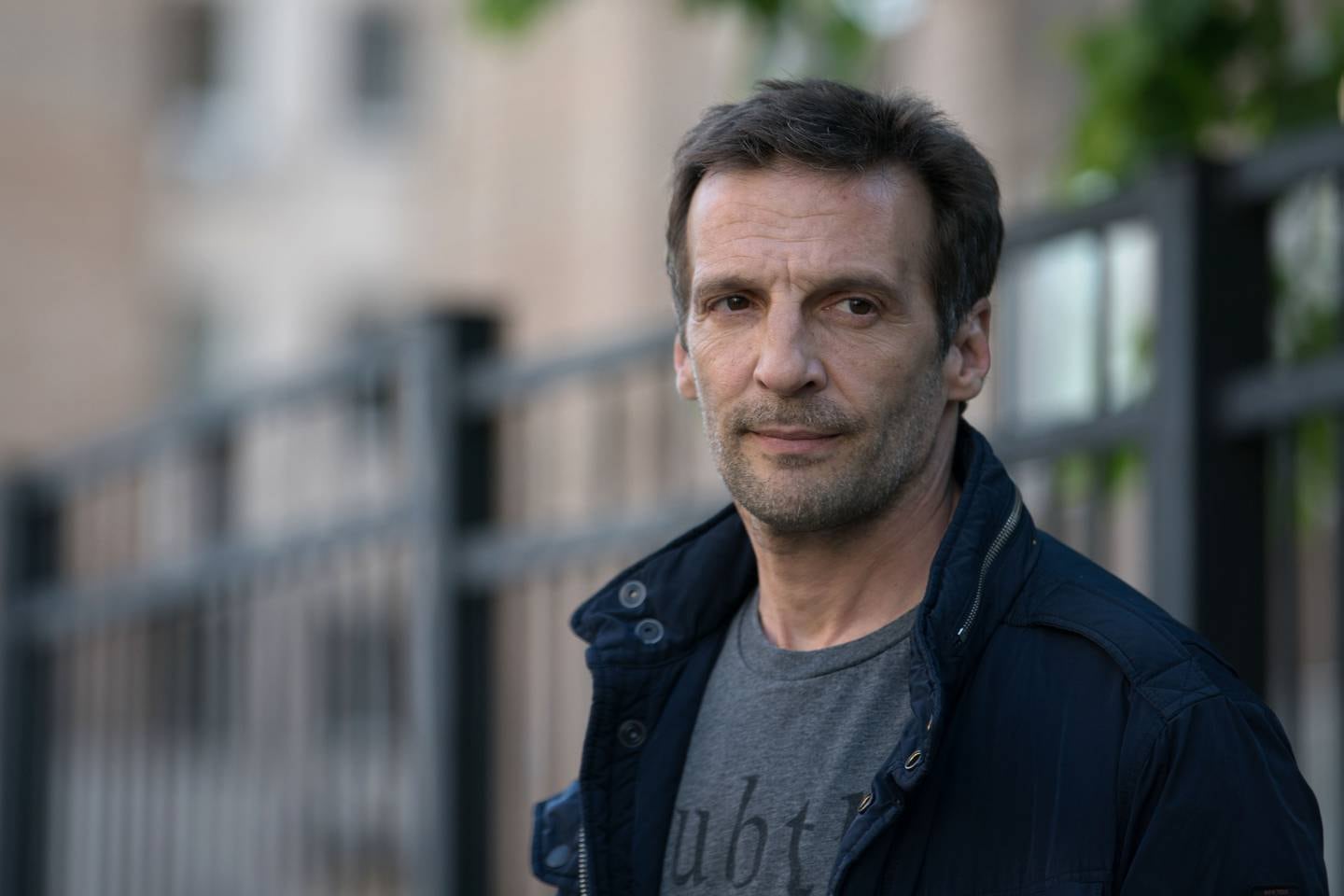 Franske Mathieu Kassovitz har hovedrollen som DGSE-agent Malotru i spionserien «Le Bureau des Légendes» fra Canal Plus.