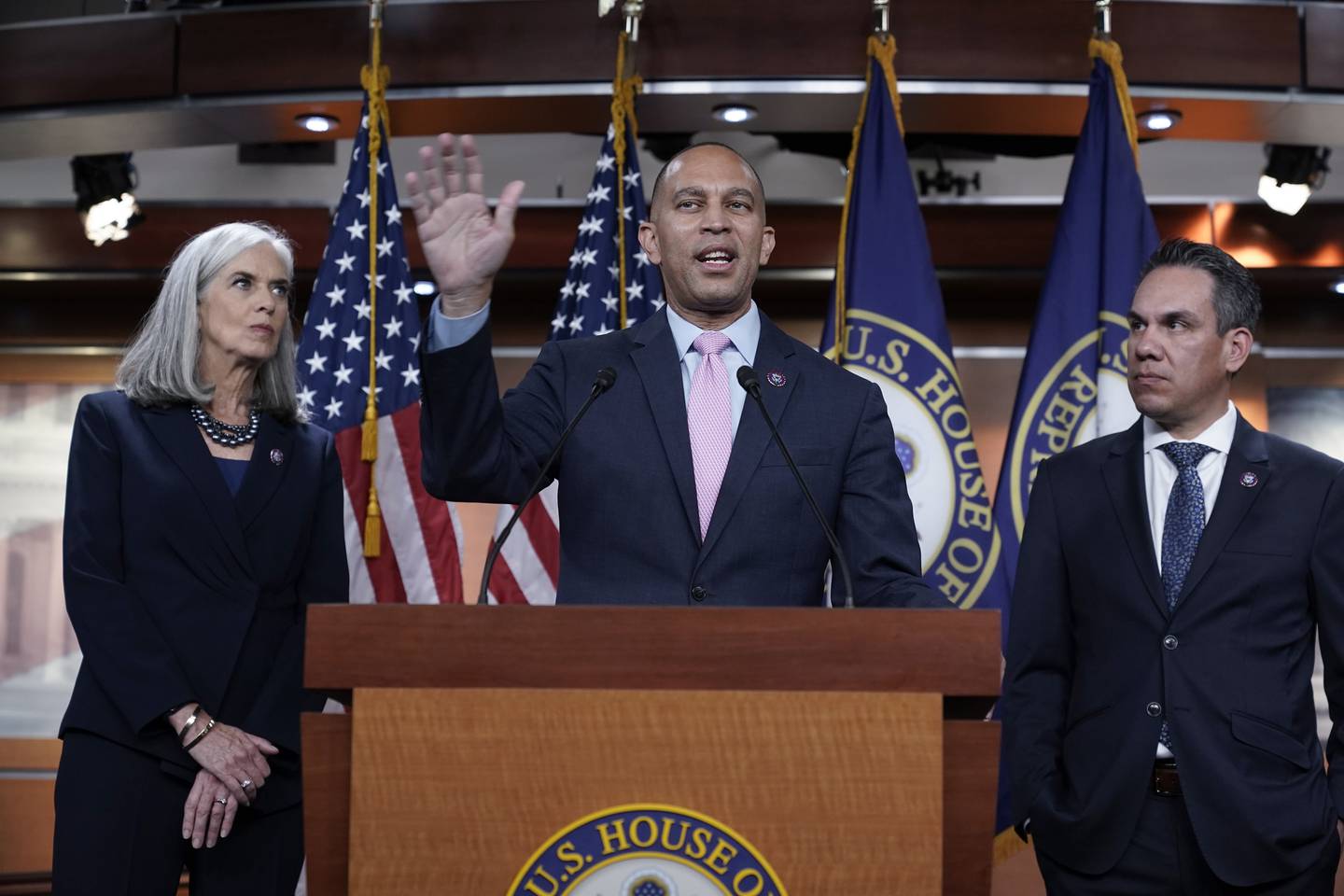 Demokratenes nye ledertrio i Representantenes hus: Katherine Clark (t.v.), Hakeem Jeffries (midten) og Pete Aguilar (t.h.).