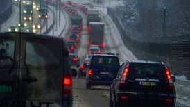 Store snømengder skaper trafikkaos i Sør-Norge