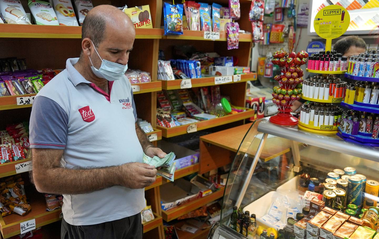 En butikkansatt teller penger i en matbutikk i Libanons hovedstad Beirut i oktober i år. Den libanesiske valutaen har falt veldig i verdi den siste tida.