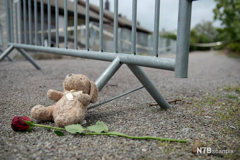 Varhaug  20180730.
Død person funnet på Varhaug i Rogaland. 
En bamse og en rose er blitt lagt ned ved politisperringen. 
Foto: Carina Johansen / NTB Scanpix