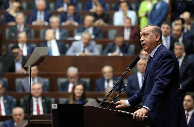 Målet synes å være å omforme statsapparatet til å være et verktøy som utelukkende skal utføre Erdogans ønsker, og ikke på noen måte begrense hans maktutøvelse. Her er Erdogan under et møte i juni. FOTO: AFP/NTB SCANPIX