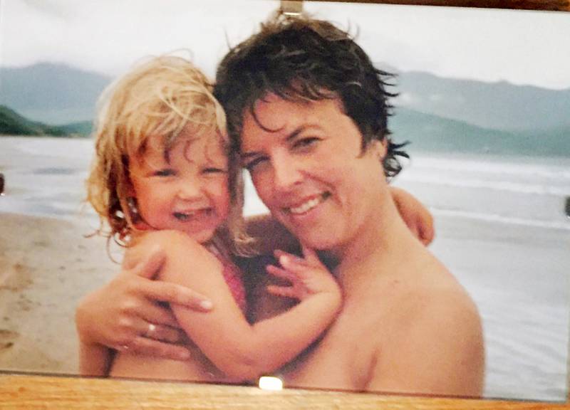 Cecilie og mamma: Håper de har marsipankake med bildetrykk i himmelen, skrev Cecilie på Instagram på morsdagen for to år siden. Her er de på ei strand i Irland.