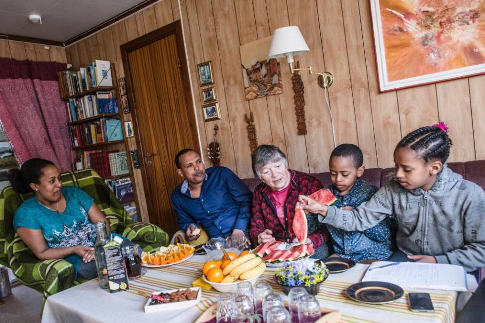 Liv Therkelsen (80) fra Åmot i Buskerud tok på seg rollen som mor og bestemor for sin eritreiske vennefamilie. Britt deler den øverste etasjen med henne. Nå bor de alle under samme tak og kaller hverandre storfamilie. Mulue, Fyori, Aron (7) og Natty (9). FOTO: Erlend Berge