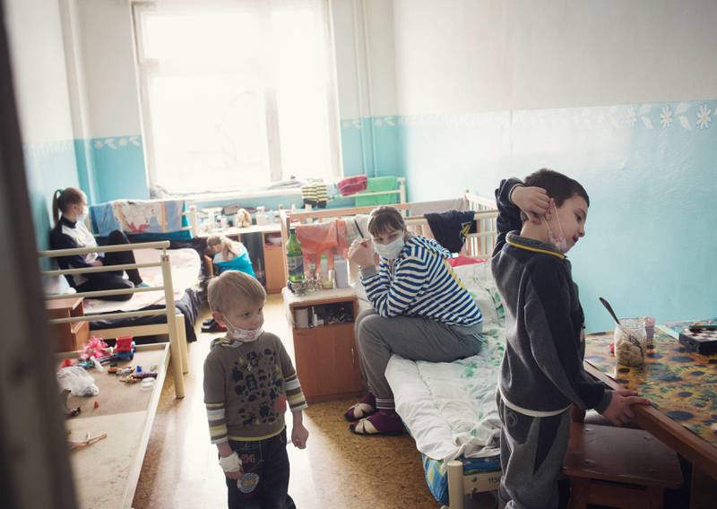 Julia Sirovatskaja (i midten) er redd for svine­influensaen etter at sønnen Jan (t.h.) fikk feber. De deler rom med andre influensasyke mødre og barn, seks til sammen.